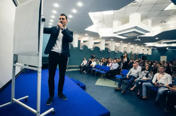 Олег Карнаух выступает перед залом