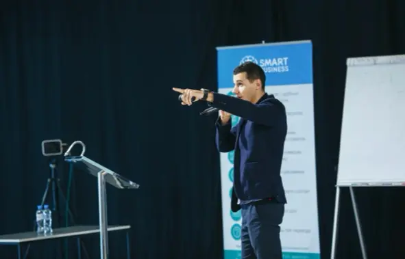 Олег Карнаух на сцене Smart Business