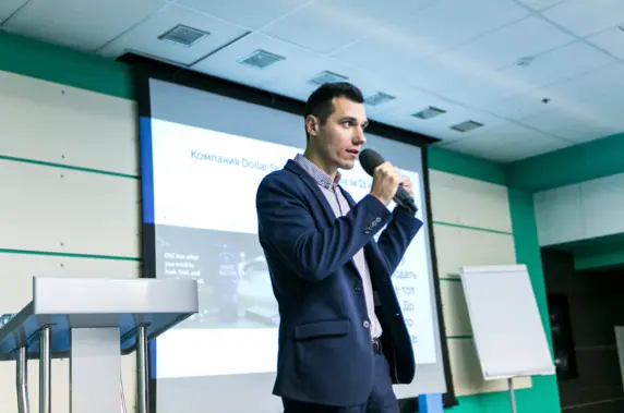 Олег Карнаух выступает с презентацией
